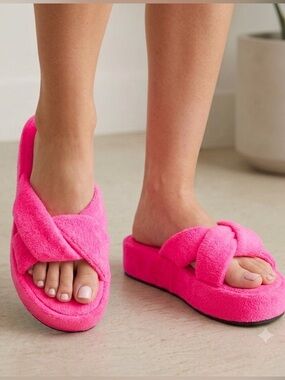 Aerie Bright Pink Plush Platform Slippers Size 9